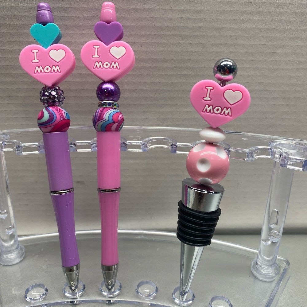 NWT MOTHERS DAY PENS, KEY CHAINS AND WINE STOPPERS
